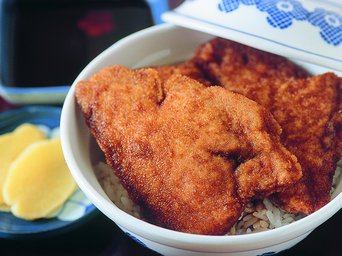 秘伝のタレをかけた名物「元祖ソースカツ丼」