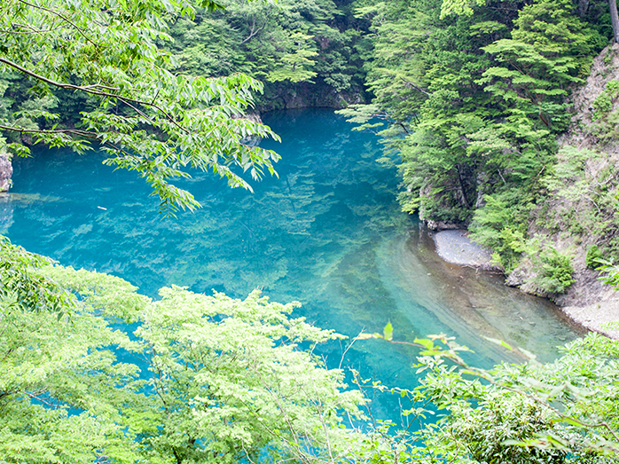 エメラルドグリーンの湖面