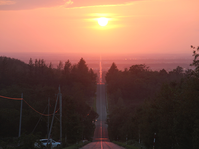 道の真ん中に沈む夕陽