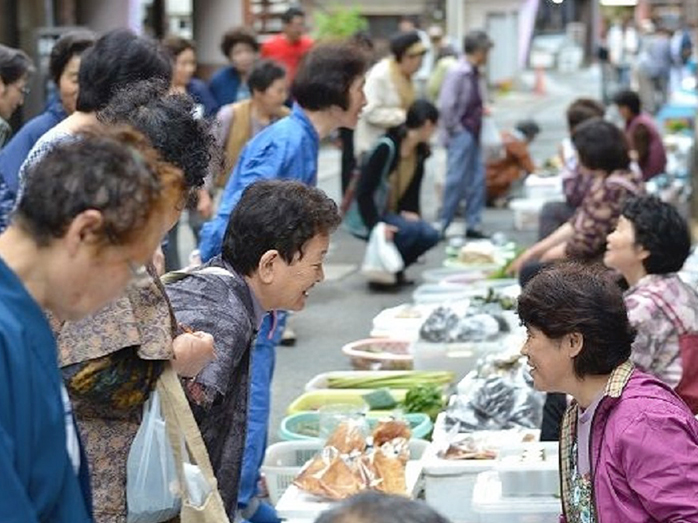 地元の食・人とふれあえる朝市