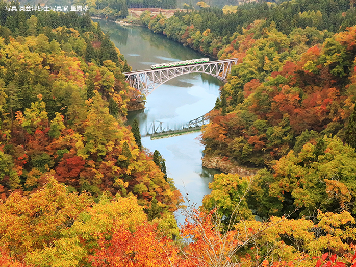 只見川と紅葉に色付く山間を走る只見線 写真 奥会津郷土写真家 星賢孝