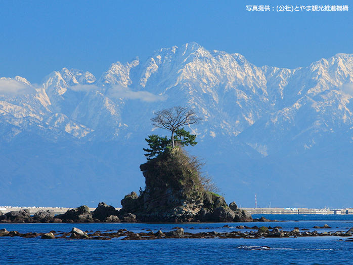 海に映える真っ白な立山連峰と女岩 写真提供：(公社)とやま観光推進機構