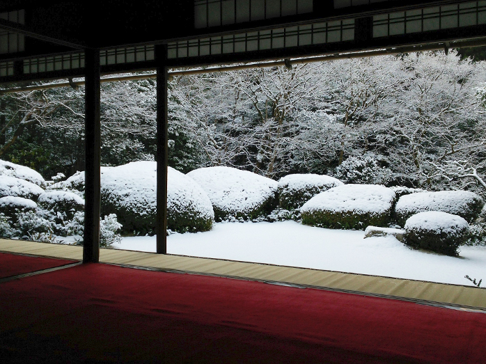 詩仙堂と雪景色の庭園