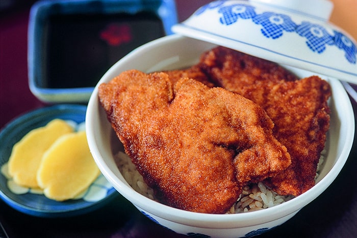 秘伝のタレをかけた名物「元祖ソースカツ丼」