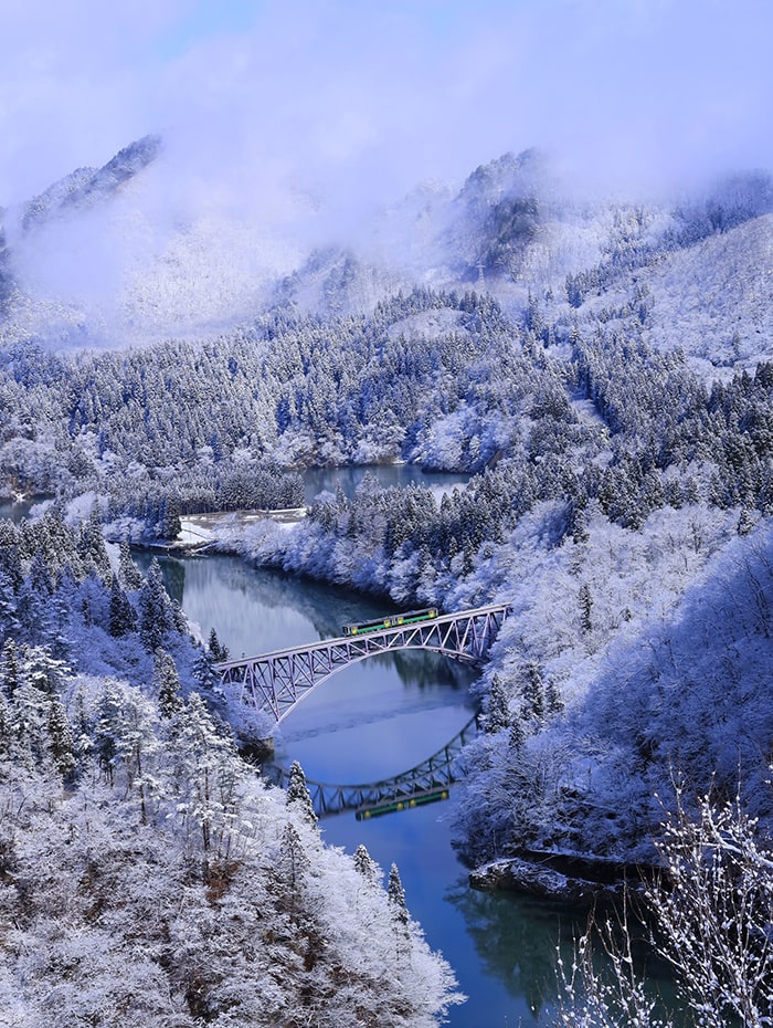 急峻な山々が織りなす冬の絶景