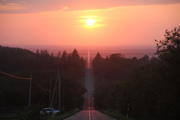 道の真ん中に沈む夕陽