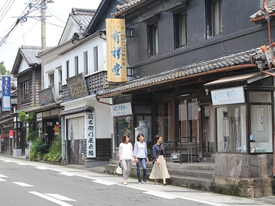 有田内山地区の伝統的な町並み　写真提供：(一社)有田観光協会