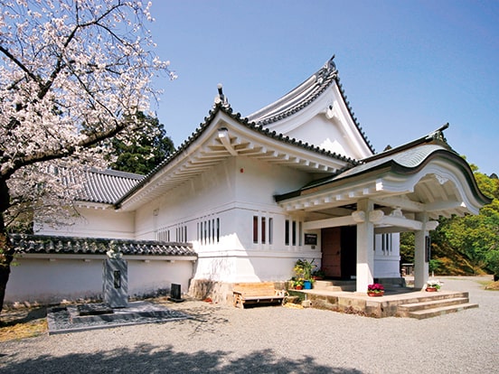 飫肥城歴史資料館と桜（3月頃）