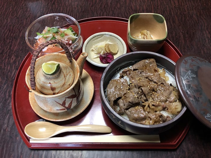 新名物「炙り焼き肉重」