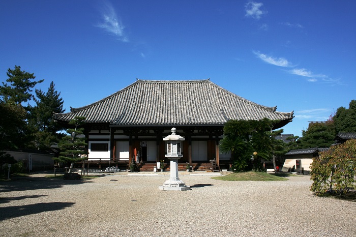 本堂　写真提供：法華寺