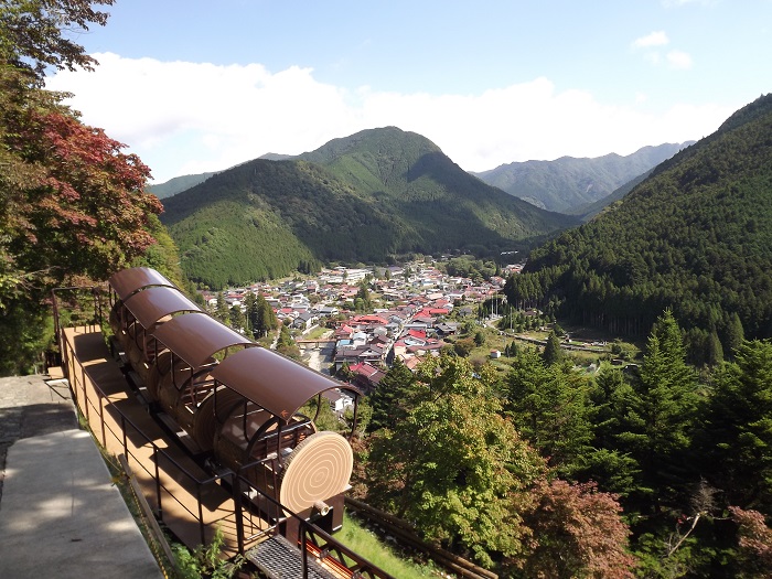 面不動入口からの眺望とトロッコ