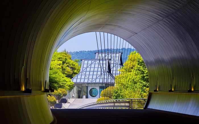 トンネルから望む美術館