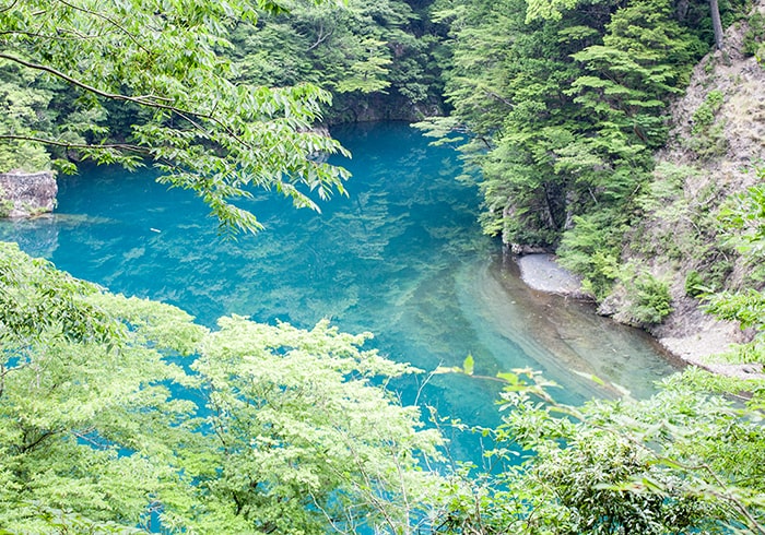 エメラルドグリーンの湖面