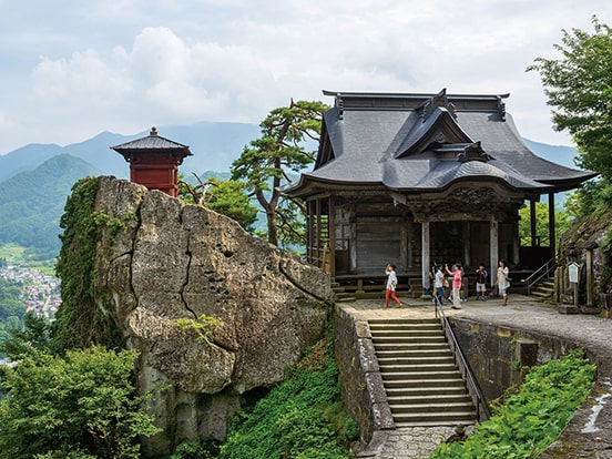 立石寺：納経堂（左）・開山堂（右）