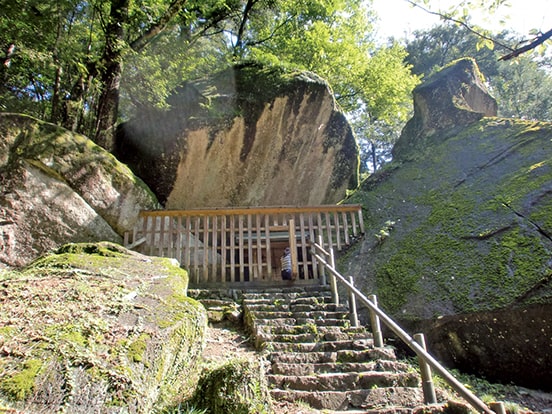 金山巨石群（岩屋岩蔭遺跡）