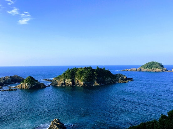 恋人岬から見る「陸（おか）の黒島・沖の黒島」