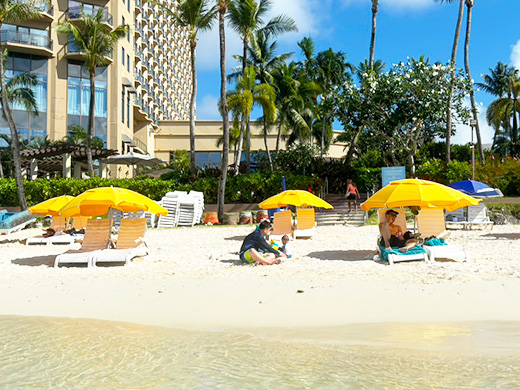 ホテルからすぐのタモンビーチ