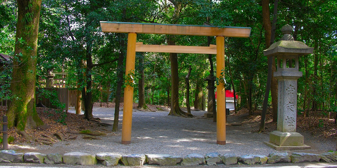 熱田神宮内の木の鳥居