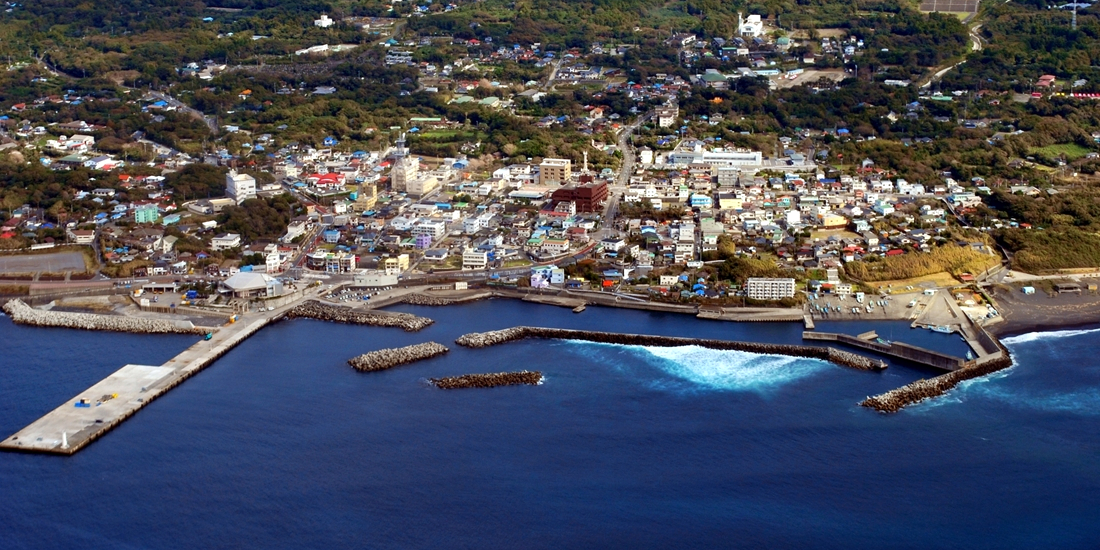 伊豆大島元町港と元町