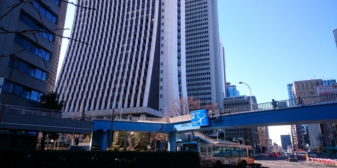 新宿の歩道橋