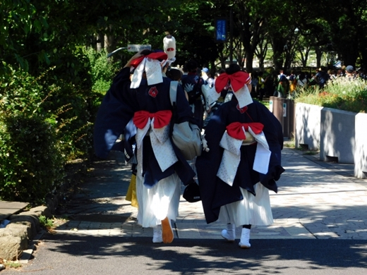 飛び入り参加して踊る