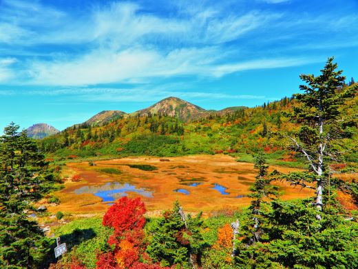 ①高谷池の紅葉（火打山）