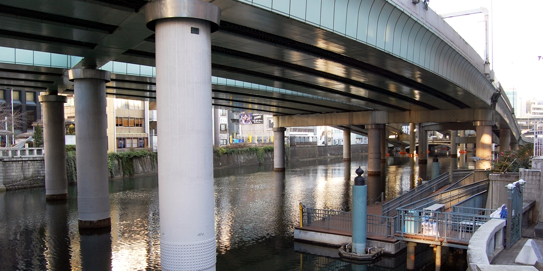 日本橋の水面