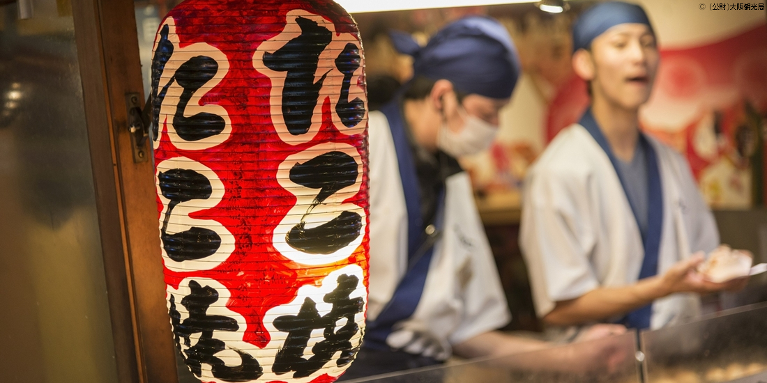 大阪食べ歩きの定番はたこ焼き！