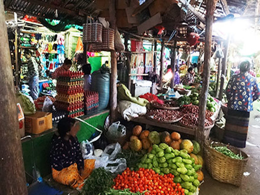 野菜を売る人々