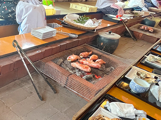 目の前で海女さんが海鮮を焼いてくれます